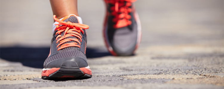 আমরা পায়ের দিকে না তাকিয়ে হাঁটতে পারি কীভাবে | সববাংলায়