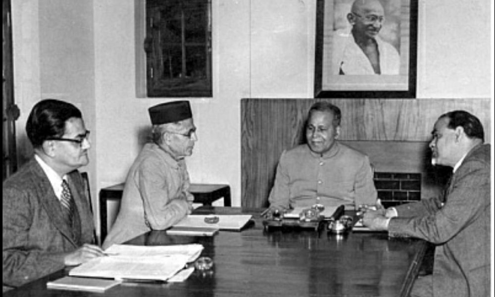 নতুন দিল্লি তে রাজ্য পুনর্গঠন কমিশনের প্রথম মিটিং। ছবিতে ডান দিক থেকে কে.এম.পানিক্কর, সৈয়দ ফজল আলী (চেয়ারম্যান) এবং হৃদয়নাথ কুঞ্জরু। ১২ই ফেব্রুয়ারি ১৯৫৪ সালের ছবি।